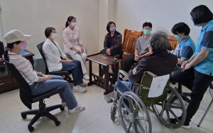 醫院召開跨團隊會議，共同討論返家需求。