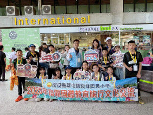 陳校長帶領炎峰國小學童赴菲律賓學校參訪。（炎峰國小提供）