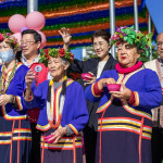 部落耆老與貴賓一同進行祈福儀式。（縣府提供）