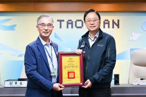 張市長接受警察局呈獻榮獲行政院2025年城鎮韌性防空演習「全國特優」殊榮。