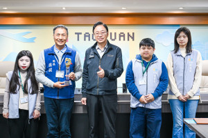 張市長接受經發局呈獻榮獲經濟部「114年工廠校正及營運調查績優單位團體獎」，為全國唯一連續22年獲獎的縣市。