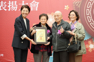 南投縣金婚、鑽石婚、白金鑽婚表揚活動溫馨登場。（縣府提供）