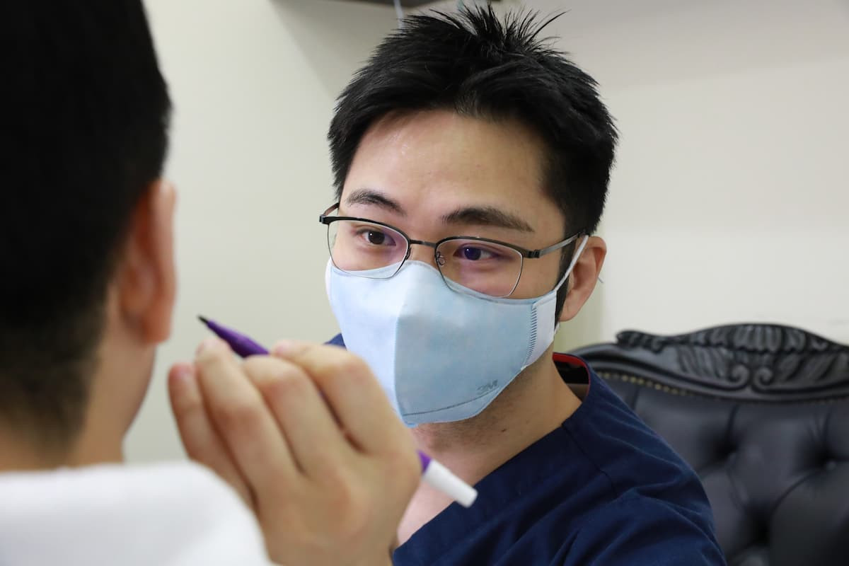 朱芃年醫師進行術前評估,了解患者膚況與需求;圖中患者與本文無關。(圖/悠美診所)