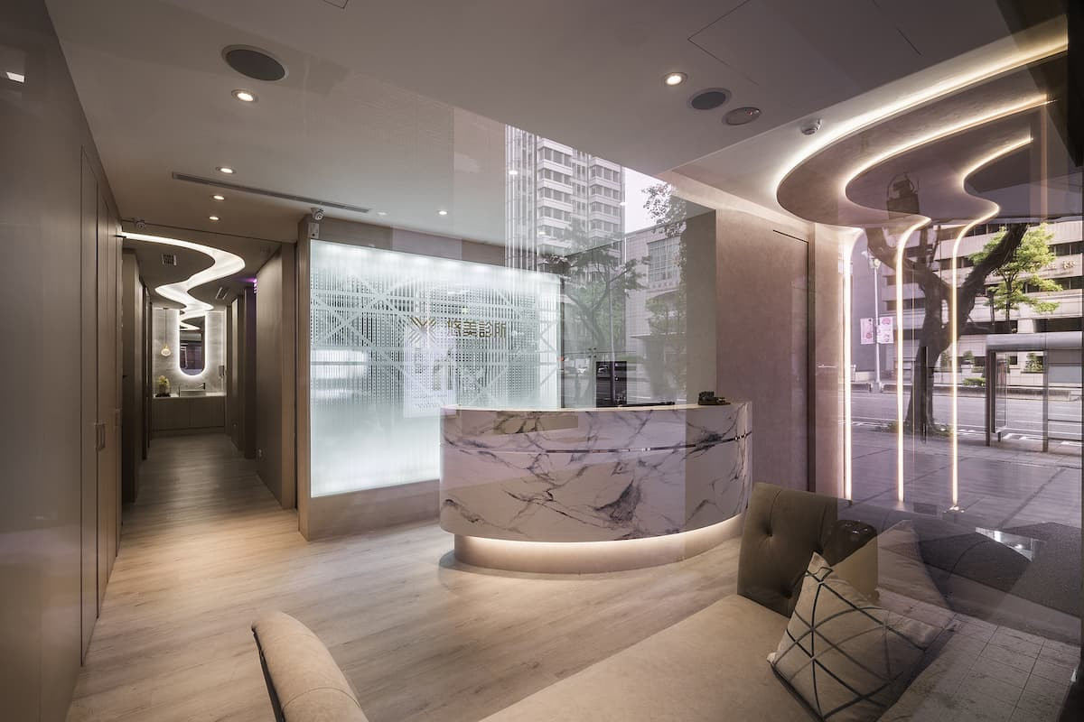 悠美診所環境示意,提供舒適治療空間。(圖/悠美診所)