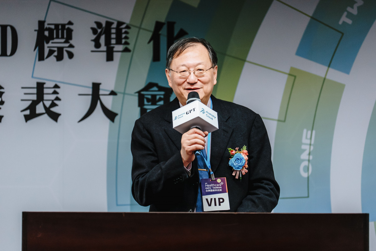 圖為台大醫院余忠仁院長，說明3D AI影像於台大醫院的實際應用。