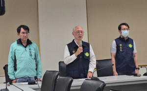 高雄市府衛生局局長黃志中（中）、副局長潘炤穎（左）、檢驗科科長林學慶（右）。（圖／高雄市府衛生局）