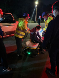 身心障男子寒夜迷途，警方趕赴現場關懷，並協助其送醫救治。