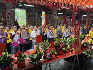 三崇宮主委交接典禮現場祈福。