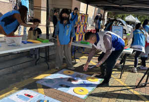 環保局長李易書也到場嘗試體驗遊憩活動。（記者扶小萍攝）