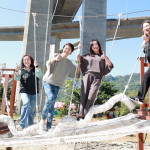 園區遊樂設施啟用，包括立委馬文君、國姓鄉長邱美玲、縣議員林芳伃體驗山訓設施。（縣府提供）