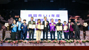 張市長頒發感謝狀。