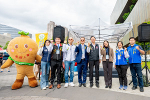 張市長及貴賓與人蔘娃娃合影。