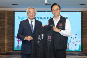 張市長致贈紀念品。