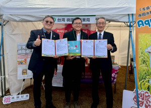 桃園青農陳士賢勇奪日本稻米最高榮譽金賞獎。