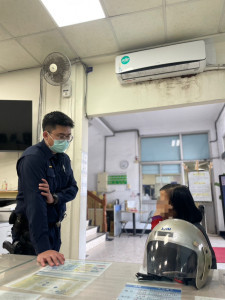 熱心商家協助迷途失智婦，警迅速聯繫家屬助返家。