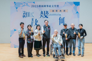 張市長與獲獎者合照。