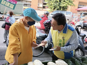 無配套硬推校長竟要當「廚餘押車員」 學校陷違約風險、疑似圖利特定業者（圖/邱建富提供)