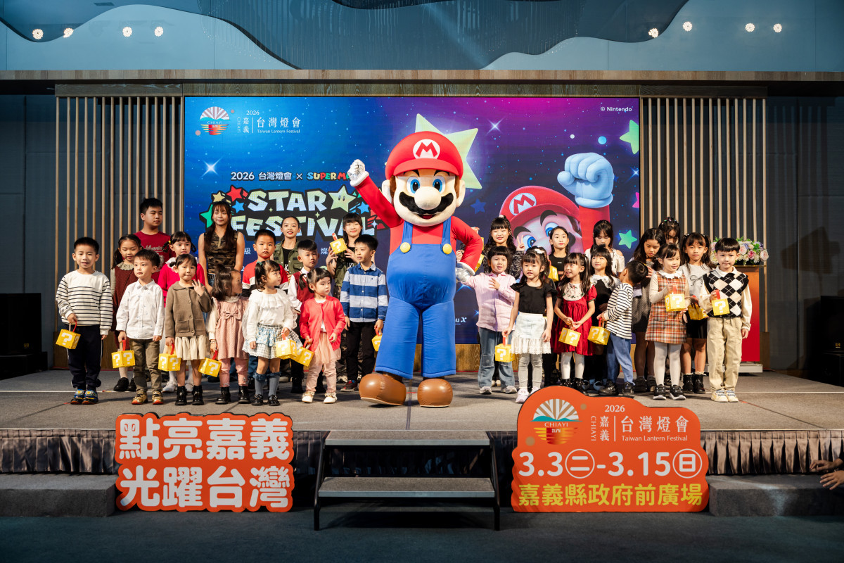 2026台灣燈會首度與任天堂（Nintendo）合作打造特色燈區，並推出磚塊造型限量小提燈／嘉義縣府提供