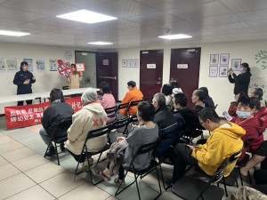 楊梅警深入康復機構防詐騙，守護民眾財產安全。