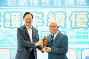 聯新國際醫院獲得114年桃園市衛生局初期慢性腎臟病照護醫院組績優獎第一名，張善政市長頒獎給許詩典院長