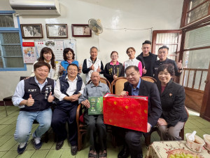 縣黨部主委陳見賢向黨齡高達 70 年的芎林鄉鄭煥松老師致敬。