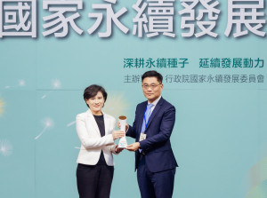 沈孟儒校長代表領獎，由行政院鄭麗君副院長頒獎