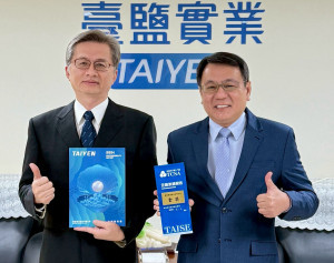 臺鹽公司董事長丁彥哲（右）與總經理李杰翰（左）率團隊，2025年再度奪下TCSA金級獎，累計創下「8金1銀」的永續佳績。