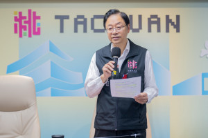 桃園市長張善政於市政會議中表揚大園區青農陳士賢勇奪日本米食鑑定大賽世界首獎。