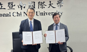 暨大校長武東星(左)與國際知名攝影家江村雄(右)，於簽署合作意向書（MOU）合影。（暨大提供）