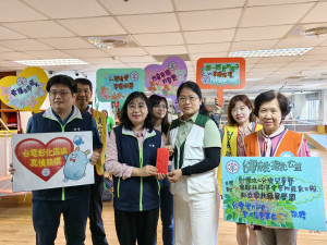 歲末送暖不間斷，10日台電彰化區處前往和美鎮家扶基金會彰化發展學員關懷弱勢傳遞冬日溫情。圖／記者鄧富珍攝