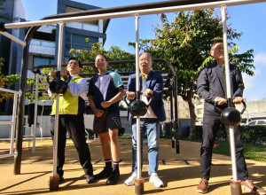 林世賢市長和縣議會副議長許原龍以及市民代表會主席陳文賓在公園新增的戶外健身區示。圖／記者鄧富珍攝