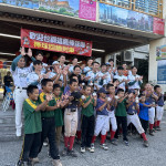 台鋼教練選手與千秋小將歡喜合影。（記者扶小萍攝）