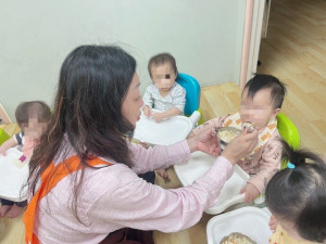 桃竹苗分署運用「僱用獎助計畫」搭配「婦女再就業計畫」成功推介許小姐至托嬰中心擔任托育人員。