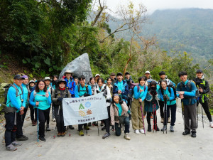 「拉庫拉庫蕨之旅」隊伍出發照(攝於山風登山口新設入口意象前) (玉管處提供)