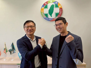 民進黨新舊任黨團總召交接王立任卸任由周永鴻(右)接棒