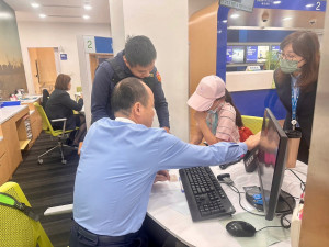 婦人欲解除千萬定存投資虛擬幣，龍潭警聯合行員即時阻詐。