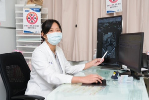 醫師說明。林重鎣