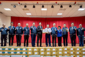 張市長頒發慰問品。