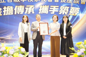 縣長楊文科頒贈當選證書。