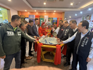 第十一屆阿聰師博餅文化，來賓受邀大骰子後展開博餅熱鬧活動。（記者陳榮昌攝）