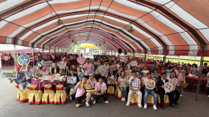 草屯鎮割稻飯盛會千人與會回味傳統美味。（記者扶小萍攝）