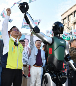 機器人與林世賢一起舉手並籲請大家翻轉彰化挺賢與能。圖／記者鄧富珍攝