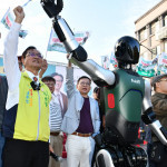 機器人與林世賢一起舉手並籲請大家翻轉彰化挺賢與能。圖／記者鄧富珍攝