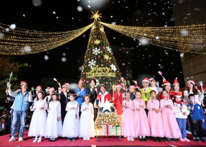 彰化10公尺夢幻聖誕樹點燈，聖誕嘉年華熱鬧登場迎佳節。圖／彰化縣政府提供