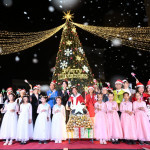 彰化10公尺夢幻聖誕樹點燈，聖誕嘉年華熱鬧登場迎佳節。圖／彰化縣政府提供