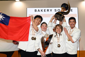 弘光科大校友、Feeling18巧克力工房麵包主廚蔡約群（左一），與3名烘焙師今年奪得「2025世界盃聖誕麵包大賽」總冠軍。（圖：蔡約群提供）