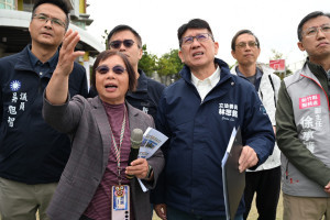 立法院財政委員會召委林思銘前往竹北市考察校園體育基礎設施改善情形。
