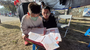 南台南家扶辦理《人生轉運站》國中小轉銜培力團體,透過時光膠囊,讓龍崗校友憶過往時光,從一年半的約定,檢視自己。