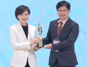 勞動部雲嘉南分署獲行政院副院長鄭麗君(左)頒發政府服務獎