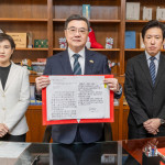 卓榮泰在總統令稿上加註意見，「不予副署」財劃法修正案。（圖／翻攝卓榮泰臉書）